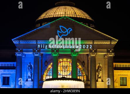 Wiesbaden, Allemagne. 03rd mars 2022. Le hashtag 'lightforPeace' est projeté sur la façade du Kurhaus à Wiesbaden à l'occasion de la guerre en Ukraine. Crédit : Boris Roessler/dpa/Alay Live News Banque D'Images