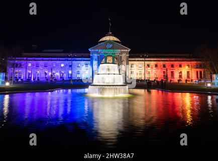 Wiesbaden, Allemagne. 03rd mars 2022. Le hashtag 'lightforPeace' est projeté sur la façade du Kurhaus à Wiesbaden à l'occasion de la guerre en Ukraine. Crédit : Boris Roessler/dpa/Alay Live News Banque D'Images