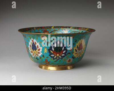 Art inspiré par Bowl avec les huit trésors bouddhistes, dynastie Ming (1368–1644), 16th siècle, Chine, émail cloisonné, H. 5 5/8 po (14,3 cm) ; diamètre 11 1/2 po (29,2 cm), cloisonné, les objets soutenus par les stands de lotus au centre de ce bol illustrent un regroupement traditionnel de, œuvres classiques modernisées par Artotop avec un peu de modernité. Formes, couleur et valeur, impact visuel accrocheur sur l'art émotions par la liberté d'œuvres d'art d'une manière contemporaine. Un message intemporel qui cherche une nouvelle direction créative. Artistes qui se tournent vers le support numérique et créent le NFT Artotop Banque D'Images