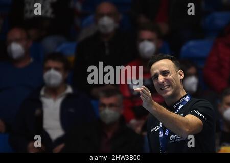 Kassel, Allemagne. 03rd mars 2022. Handball: Bundesliga, MT Melsungen - HSV Hamburg, Matchday 23, Rothenbach-Halle. L'entraîneur de Melsungen, Roberto Garcia Parrondo, est sur la touche. Credit: Swen Pförtner/dpa/Alay Live News Banque D'Images