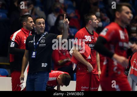 Kassel, Allemagne. 03rd mars 2022. Handball: Bundesliga, MT Melsungen - HSV Hamburg, Matchday 23, Rothenbach-Halle. L'entraîneur de Melsungen, Roberto Garcia Parrondo, est sur la touche. Credit: Swen Pförtner/dpa/Alay Live News Banque D'Images