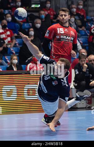 Kassel, Allemagne. 03rd mars 2022. Handball: Bundesliga, MT Melsungen - HSV Hamburg, Matchday 23, Rothenbach-Halle. Niklas Weller de Hambourg (l) joue contre Yves Kunkel de Melsungen. Credit: Swen Pförtner/dpa/Alay Live News Banque D'Images