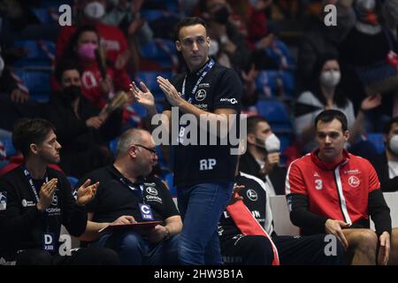 Kassel, Allemagne. 03rd mars 2022. Handball: Bundesliga, MT Melsungen - HSV Hamburg, Matchday 23, Rothenbach-Halle. L'entraîneur de Melsungen, Roberto Garcia Parrondo, est sur la touche. Credit: Swen Pförtner/dpa/Alay Live News Banque D'Images