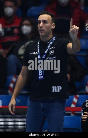 Kassel, Allemagne. 03rd mars 2022. Handball: Bundesliga, MT Melsungen - HSV Hamburg, Matchday 23, Rothenbach-Halle. L'entraîneur de Melsungen, Roberto Garcia Parrondo, est sur la touche. Credit: Swen Pförtner/dpa/Alay Live News Banque D'Images