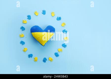 Priez pour la paix Ukraine. Mains avec coeur. Pas de guerre. Banque D'Images