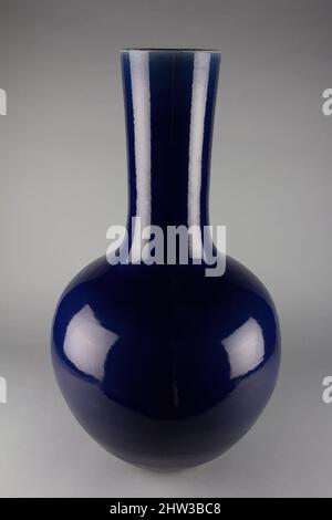 Art inspiré par vase en forme de bouteille, dynastie Qing (1644–1911), première moitié du 19th siècle, Chine, porcelaine avec glaçage bleu violet (Jingdezhen ware), H. 28 in. (71,1 cm), céramique, oeuvres classiques modernisées par Artotop avec une touche de modernité. Formes, couleur et valeur, impact visuel accrocheur sur l'art émotions par la liberté d'œuvres d'art d'une manière contemporaine. Un message intemporel qui cherche une nouvelle direction créative. Artistes qui se tournent vers le support numérique et créent le NFT Artotop Banque D'Images