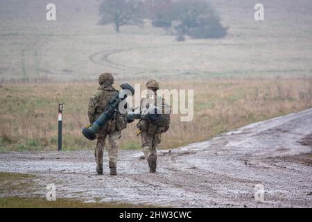 Des soldats de l'armée britannique effectuent un exercice de tabbing d'essai de forme physique de combat de 8 miles avec le missile anti-char guidé 40kg bergen et NLAW (MBT-LAW, RB-57) Banque D'Images