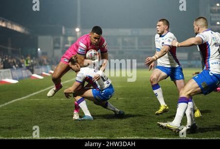 David Fusitua (à gauche) de Leeds Rhinos va essayer, tandis que Jacob Miller, de Wakefield Trinity, s'affronte lors du match de la Super League de Betfred au stade de soutien de Bebe Well, Wakefield. Date de la photo: Jeudi 3 mars 2022. Banque D'Images