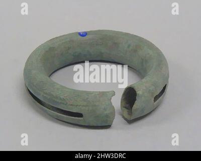 Art inspiré par Hollow Bangle avec pellets et décoration, période tardive, 300 B.C.–A.D. 400, Thaïlande, Bronze, H. 1 1/8 po. (2,9 cm) ; diamètre 4 5/8 po (11,7 cm), bijoux, oeuvres classiques modernisées par Artotop avec une touche de modernité. Formes, couleur et valeur, impact visuel accrocheur sur l'art émotions par la liberté d'œuvres d'art d'une manière contemporaine. Un message intemporel qui cherche une nouvelle direction créative. Artistes qui se tournent vers le support numérique et créent le NFT Artotop Banque D'Images