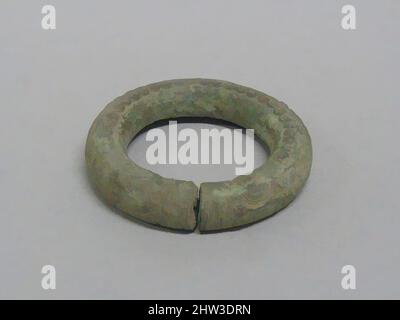 Art inspiré par Hollow Bangle avec de petits motifs circulaires, début – fin de la période, 4000 C.-B.–A.D. 400, Thaïlande, Bronze, H. 5/8 po. (1,6 cm) ; avec 3 7/16 po (8,7 cm) ; D. 3 5/16 po (8,4 cm), bijoux, oeuvres classiques modernisées par Artotop avec une touche de modernité. Formes, couleur et valeur, impact visuel accrocheur sur l'art émotions par la liberté d'œuvres d'art d'une manière contemporaine. Un message intemporel qui cherche une nouvelle direction créative. Artistes qui se tournent vers le support numérique et créent le NFT Artotop Banque D'Images