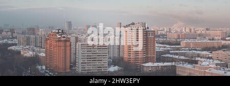 Les zones urbaines et les autoroutes sont couvertes de neige.Vie quotidienne de la ville, vue de dessus de Moscou en hiver, photographie aérienne Banque D'Images