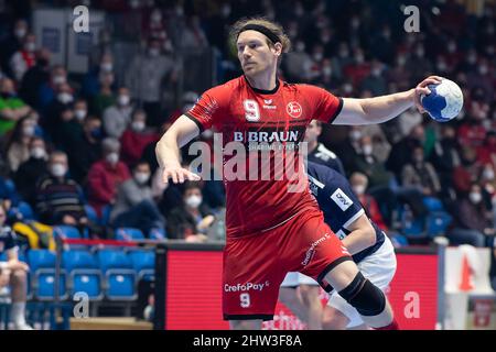 Kassel, Allemagne. 03rd mars 2022. Handball: Bundesliga, MT Melsungen - HSV Hamburg, Matchday 23, Rothenbach-Halle. Tobias Reichmann de Melsungen se lance à l'objectif. Credit: Swen Pförtner/dpa/Alay Live News Banque D'Images