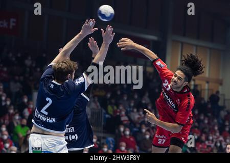 Kassel, Allemagne. 03rd mars 2022. Handball: Bundesliga, MT Melsungen - HSV Hamburg, Matchday 23, Rothenbach-Halle. Andre Gomes (r) de Melsungen joue contre Tobias Schimmelbauer de Hambourg. Credit: Swen Pförtner/dpa/Alay Live News Banque D'Images