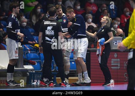 Kassel, Allemagne. 03rd mars 2022. Handball: Bundesliga, MT Melsungen - HSV Hamburg, Matchday 23, Rothenbach-Halle. Lukas Ossenkopp de Hambourg (2nd de droite) doit aller au banc blessé. Credit: Swen Pförtner/dpa/Alay Live News Banque D'Images