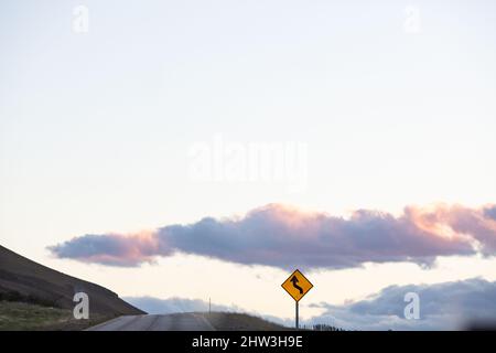 Signal de rue dans un coucher de soleil clair et nuageux Banque D'Images