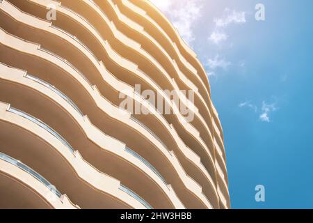 Balcons semi-circulaires d'un bâtiment de plusieurs étages Banque D'Images