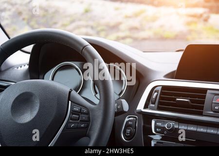 Vue rapprochée du volant et du panneau avant de la voiture, à l'intérieur de la cabine Banque D'Images