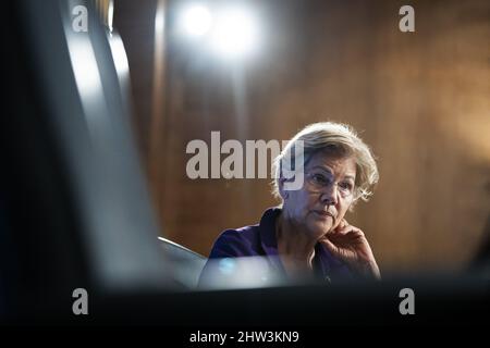 Washington, États-Unis. 03rd mars 2022. La sénatrice Elizabeth Warren, D-Mass., interroge le président de la Réserve fédérale, Jerome Powell, lors de l'audience du Comité sénatorial des banques, du logement et des affaires urbaines, lors de l'audition du « Rapport annuel de politique monétaire au Congrès », à Capitol Hill, à Washington, DC, le 3 mars 2022. Photo de piscine par Tom Williams/UPI crédit: UPI/Alay Live News Banque D'Images