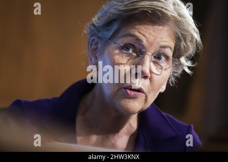 Washington, États-Unis. 03rd mars 2022. La sénatrice Elizabeth Warren, D-Mass., interroge le président de la Réserve fédérale, Jerome Powell, lors de l'audience du Comité sénatorial des banques, du logement et des affaires urbaines, lors de l'audition du « Rapport annuel de politique monétaire au Congrès », à Capitol Hill, à Washington, DC, le 3 mars 2022. Photo de piscine par Tom Williams/UPI crédit: UPI/Alay Live News Banque D'Images