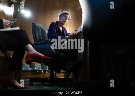 Washington, États-Unis. 03rd mars 2022. La sénatrice Elizabeth Warren, D-Mass., interroge le président de la Réserve fédérale, Jerome Powell, lors de l'audience du Comité sénatorial des banques, du logement et des affaires urbaines, lors de l'audition du « Rapport annuel de politique monétaire au Congrès », à Capitol Hill, à Washington, DC, le 3 mars 2022. Photo de piscine par Tom Williams/UPI crédit: UPI/Alay Live News Banque D'Images