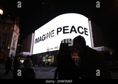 Yoko Ono a diffusé un message de paix à Piccadilly Circus, Londres. Le message de l'artiste de 89 ans, « imagine Peace », est exposé à Londres, Berlin, Los Angeles, Melbourne, Milan, New York et Séoul. Date de la photo: Jeudi 3 mars 2022. Banque D'Images