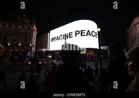 Yoko Ono a diffusé un message de paix à Piccadilly Circus, Londres. Le message de l'artiste de 89 ans, « imagine Peace », est exposé à Londres, Berlin, Los Angeles, Melbourne, Milan, New York et Séoul. Date de la photo: Jeudi 3 mars 2022. Banque D'Images