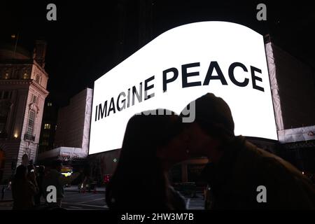 Yoko Ono a diffusé un message de paix à Piccadilly Circus, Londres. Le message de l'artiste de 89 ans, « imagine Peace », est exposé à Londres, Berlin, Los Angeles, Melbourne, Milan, New York et Séoul. Date de la photo: Jeudi 3 mars 2022. Banque D'Images