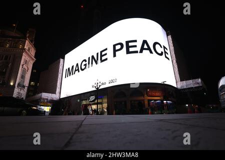 Yoko Ono a diffusé un message de paix à Piccadilly Circus, Londres. Le message de l'artiste de 89 ans, « imagine Peace », est exposé à Londres, Berlin, Los Angeles, Melbourne, Milan, New York et Séoul. Date de la photo: Jeudi 3 mars 2022. Banque D'Images