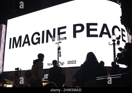 Yoko Ono a diffusé un message de paix à Piccadilly Circus, Londres. Le message de l'artiste de 89 ans, « imagine Peace », est exposé à Londres, Berlin, Los Angeles, Melbourne, Milan, New York et Séoul. Date de la photo: Jeudi 3 mars 2022. Banque D'Images