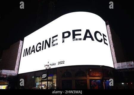 Yoko Ono a diffusé un message de paix à Piccadilly Circus, Londres. Le message de l'artiste de 89 ans, « imagine Peace », est exposé à Londres, Berlin, Los Angeles, Melbourne, Milan, New York et Séoul. Date de la photo: Jeudi 3 mars 2022. Banque D'Images