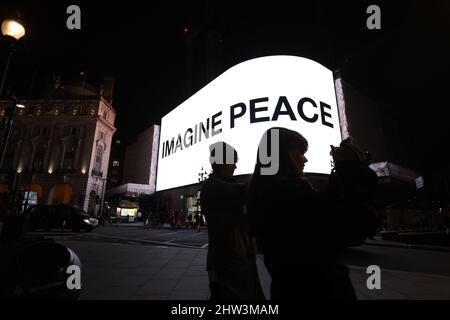 Yoko Ono a diffusé un message de paix à Piccadilly Circus, Londres. Le message de l'artiste de 89 ans, « imagine Peace », est exposé à Londres, Berlin, Los Angeles, Melbourne, Milan, New York et Séoul. Date de la photo: Jeudi 3 mars 2022. Banque D'Images