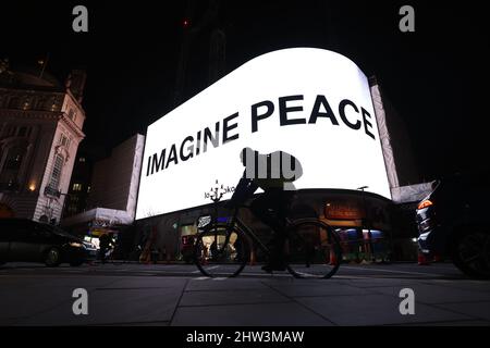 Yoko Ono a diffusé un message de paix à Piccadilly Circus, Londres. Le message de l'artiste de 89 ans, « imagine Peace », est exposé à Londres, Berlin, Los Angeles, Melbourne, Milan, New York et Séoul. Date de la photo: Jeudi 3 mars 2022. Banque D'Images