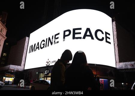 Yoko Ono a diffusé un message de paix à Piccadilly Circus, Londres. Le message de l'artiste de 89 ans, « imagine Peace », est exposé à Londres, Berlin, Los Angeles, Melbourne, Milan, New York et Séoul. Date de la photo: Jeudi 3 mars 2022. Banque D'Images