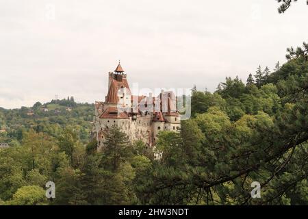 Vue à couper le souffle sur le château de Bran par une journée d'été, Brasov, Roumanie 2021 Banque D'Images