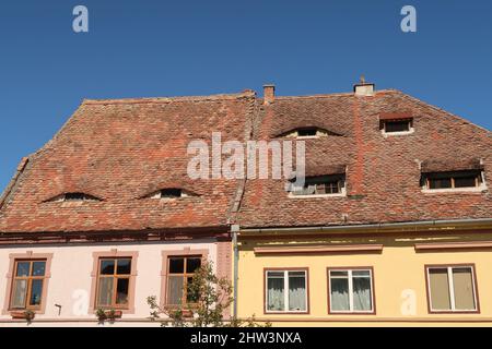 Maisons à Sibiu avec leurs fenêtres de toit typiques, en forme d'yeux, Roumanie 2021 Banque D'Images
