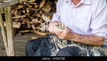 Sibiu City, Roumanie - 26 juillet 2019. Un homme forme des formes diverses en argile à la foire des potiers de Sibiu, Roumanie Banque D'Images