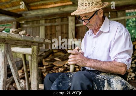 Sibiu City, Roumanie - 26 juillet 2019. Un homme forme des formes diverses en argile à la foire des potiers de Sibiu, Roumanie Banque D'Images