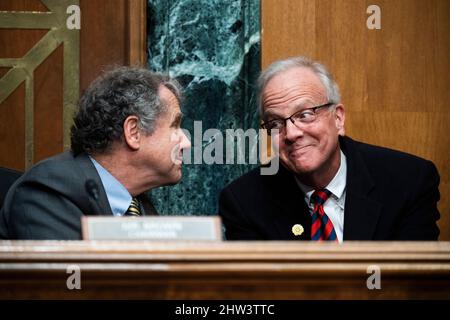 Washington, DC. 3rd mars 2022. ÉTATS-UNIS - MARS 3 : sénateur des États-Unis Sherrod Brown (démocrate de l'Ohio), président, Comité sénatorial américain des banques, du logement et des affaires urbaines, à gauche, Et le sénateur américain Jerry Moran (républicain du Kansas), assistent à l'audience du Comité bancaire du Sénat avec le témoignage du président de la Réserve fédérale Jerome Powell intitulé « The Semiannual Monetary Policy Report to the Congress, in Dirksen Building à Washington, DC, le jeudi 3 mars 2022. Crédit : Tom Williams/Pool via CNP/dpa/Alay Live News Banque D'Images