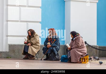 Trois vieilles femmes pauvres de la région s'assoient à l'extérieur du monastère de la Domed dorée de Saint-Michel à Kiev (Kiev), la capitale de l'Ukraine qui supplie les autres Banque D'Images