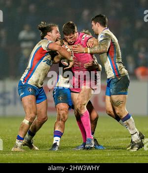 Jack Walker de Leeds Rhinos (au centre) affronté par Liam Kay (à gauche) de Wakefield Trinity, Eddie Battye et Jay Pitts (à droite) lors du match de la Super League de Betfred au stade de soutien de Bebe Well, Wakefield. Date de la photo: Jeudi 3 mars 2022. Banque D'Images