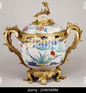 Art inspiré par bol de potpourri avec couvercle (un de paire), porcelaine fin 17th siècle, supports ca. 1745–50, japonais avec supports français, porcelaine à pâte dure, supports en bronze doré, H. 15 1/8 x W. 16 1/4 x D. 10 1/4 po. (38,4 x 41,3 x 26,0 cm), bronze doré métallisé, porcellains japonais, œuvres classiques modernisées par Artotop avec une touche de modernité. Formes, couleur et valeur, impact visuel accrocheur sur l'art émotions par la liberté d'œuvres d'art d'une manière contemporaine. Un message intemporel qui cherche une nouvelle direction créative. Artistes qui se tournent vers le support numérique et créent le NFT Artotop Banque D'Images