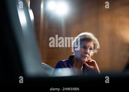 Washington, États-Unis. 03rd mars 2022. ÉTATS-UNIS - MARS 3 : la sénatrice Elizabeth Warren, D-Mass., interroge le président de la Réserve fédérale Jerome Powell lors de l'audition du Comité bancaire du Sénat intitulée « le rapport semestriel sur la politique monétaire au Congrès », dans l'édifice Dirksen à Washington, DC, le jeudi 3 mars 2022. (Tom Williams/Pool/Sipa USA crédit: SIPA USA/Alay Live News Banque D'Images