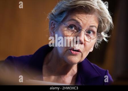 Washington, États-Unis. 03rd mars 2022. ÉTATS-UNIS - MARS 3 : la sénatrice Elizabeth Warren, D-Mass., interroge le président de la Réserve fédérale Jerome Powell lors de l'audition du Comité bancaire du Sénat intitulée « le rapport semestriel sur la politique monétaire au Congrès », dans l'édifice Dirksen à Washington, DC, le jeudi 3 mars 2022. (Tom Williams/Pool/Sipa USA crédit: SIPA USA/Alay Live News Banque D'Images