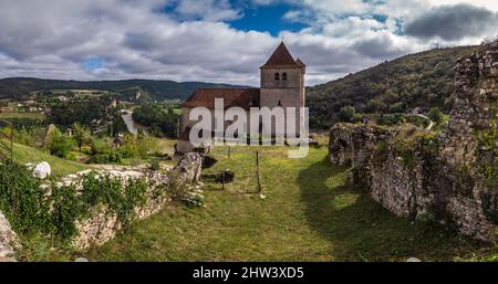 Vue panoramique de l'église et des ruines du château Banque D'Images