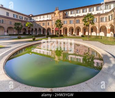 Cherasco, Cuneo, Italie - 27 octobre 2021 : monastère des Pères Somaschi, la cour intérieure qui se reflète dans la fontaine du parc Banque D'Images