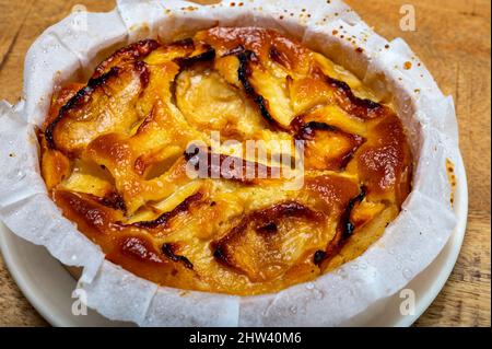 Gâteau aux pommes maison avec crème anglaise à la frangipani aux amandes, en gros plan Banque D'Images