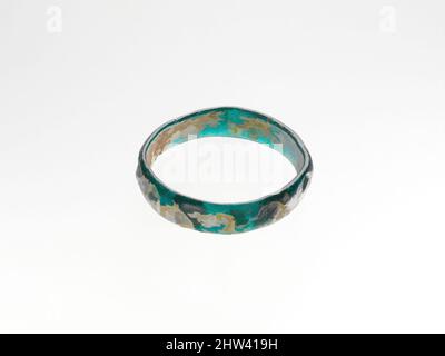 Art inspiré par le bracelet en verre avec une décoration impressionnée, fin de l'Impériale, fin du 4th–5th siècle A.D., romain, verre; dessiné, à outils, Et estampé, total: 1/4 x 2 3/4in. (0,6 x 7cm), verre, bleu turquoise translucide. Bande circulaire avec bords arrondis et côtés légèrement inégaux; convexe dans, œuvres classiques modernisées par Artotop avec une touche de modernité. Formes, couleur et valeur, impact visuel accrocheur sur l'art émotions par la liberté d'œuvres d'art d'une manière contemporaine. Un message intemporel qui cherche une nouvelle direction créative. Artistes qui se tournent vers le support numérique et créent le NFT Artotop Banque D'Images