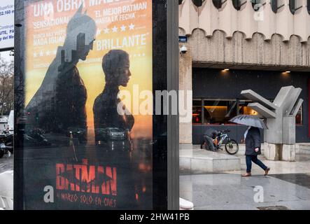 Madrid, Espagne. 03rd mars 2022. Un piéton passe devant une affiche publicitaire de la rue de Warner Bros et du personnage de DC Comics, The Batman, film à Madrid, Espagne. (Photo par Miguel Candela/SOPA Images/Sipa USA) crédit: SIPA USA/Alay Live News Banque D'Images