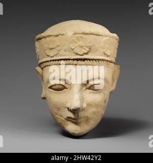 Art inspiré par Limestone tête d'un mâle sans barbes avec un diadème, archaïque, première moitié du siècle 6th av. J.-C., chypriote, Limestone, globalement: H.:6 1/2 x W.:4 15/16 x D.:5 po. (16,5 x 12,5 x 12,7 cm), Sculpture de pierre, tête portant avant et boucles d'oreilles, œuvres classiques modernisées par Artotop avec une touche de modernité. Formes, couleur et valeur, impact visuel accrocheur sur l'art émotions par la liberté d'œuvres d'art d'une manière contemporaine. Un message intemporel qui cherche une nouvelle direction créative. Artistes qui se tournent vers le support numérique et créent le NFT Artotop Banque D'Images