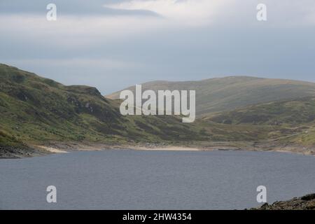 Une vue sur Lochan na Lairige avec les crêtes de montagne ci-dessus, dans la chaîne de montagnes de Breadalbane à Glen Lyon près de Ben Lawers, Écosse, United Kin Banque D'Images